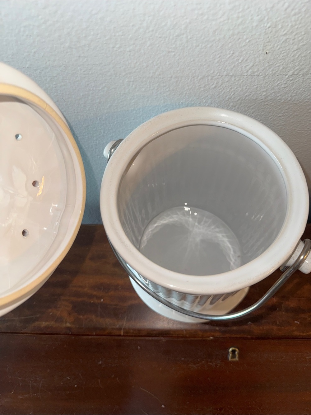 World Market 1 Gallon Ceramic Compost Crock
“Norpro” 4 Quart Never Used - Picture 2 of 3